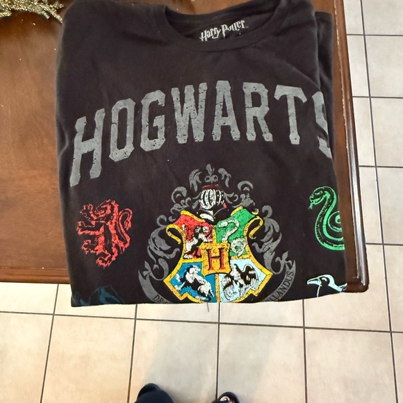 Hogwarts tee size large - Picture 3 of 3